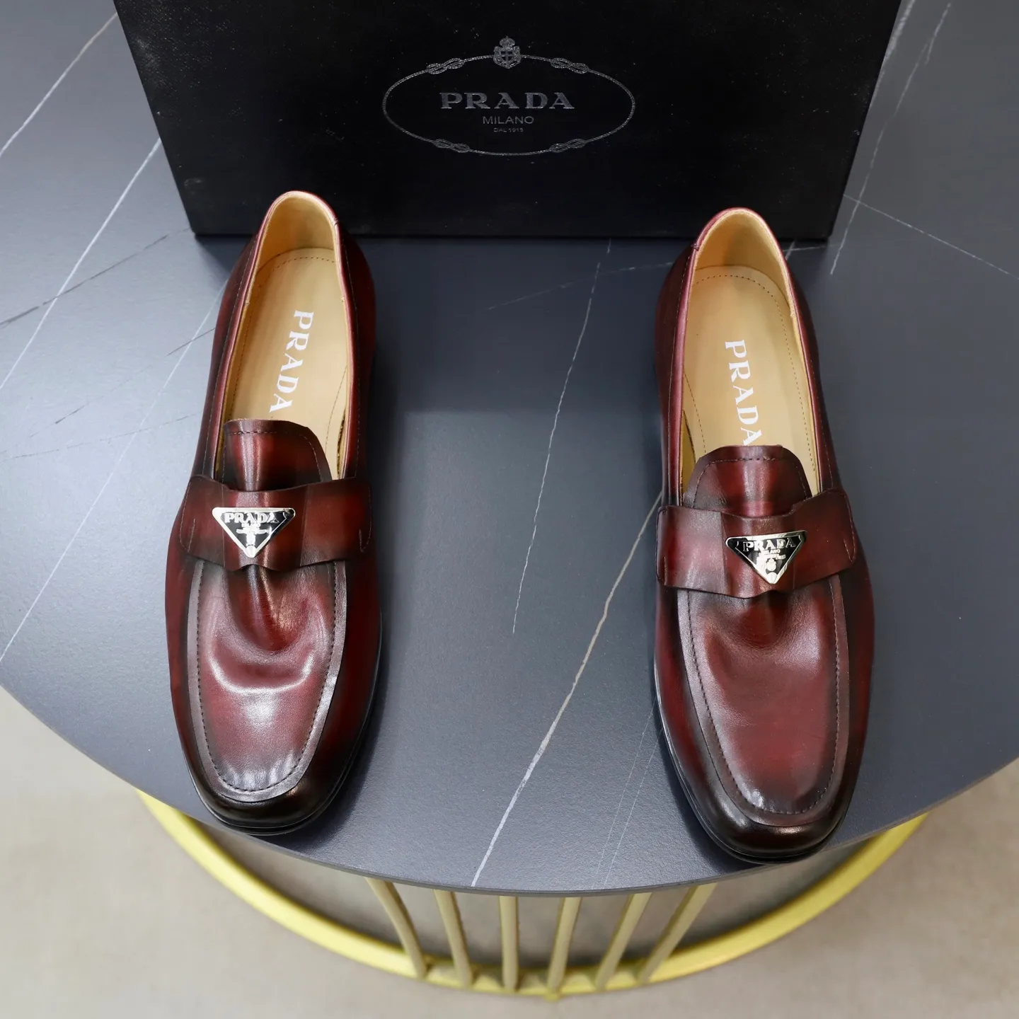 Ex-factory price: 520💰[PRADA] Prada's new casual men's shoes are launched in Hong Kong counters. Official website 1:1 production. Italian washed cowhide + water-dyed leather lining. Designed by European and American masters. Perfect shape to create counter quality, solid color rubber wear-resistant outsole and classic dazzling head! Super versatile and very comfortable. High-end without losing taste, fashionable and novel! ! Absolute focus! 3 colors available! Code number 38-45